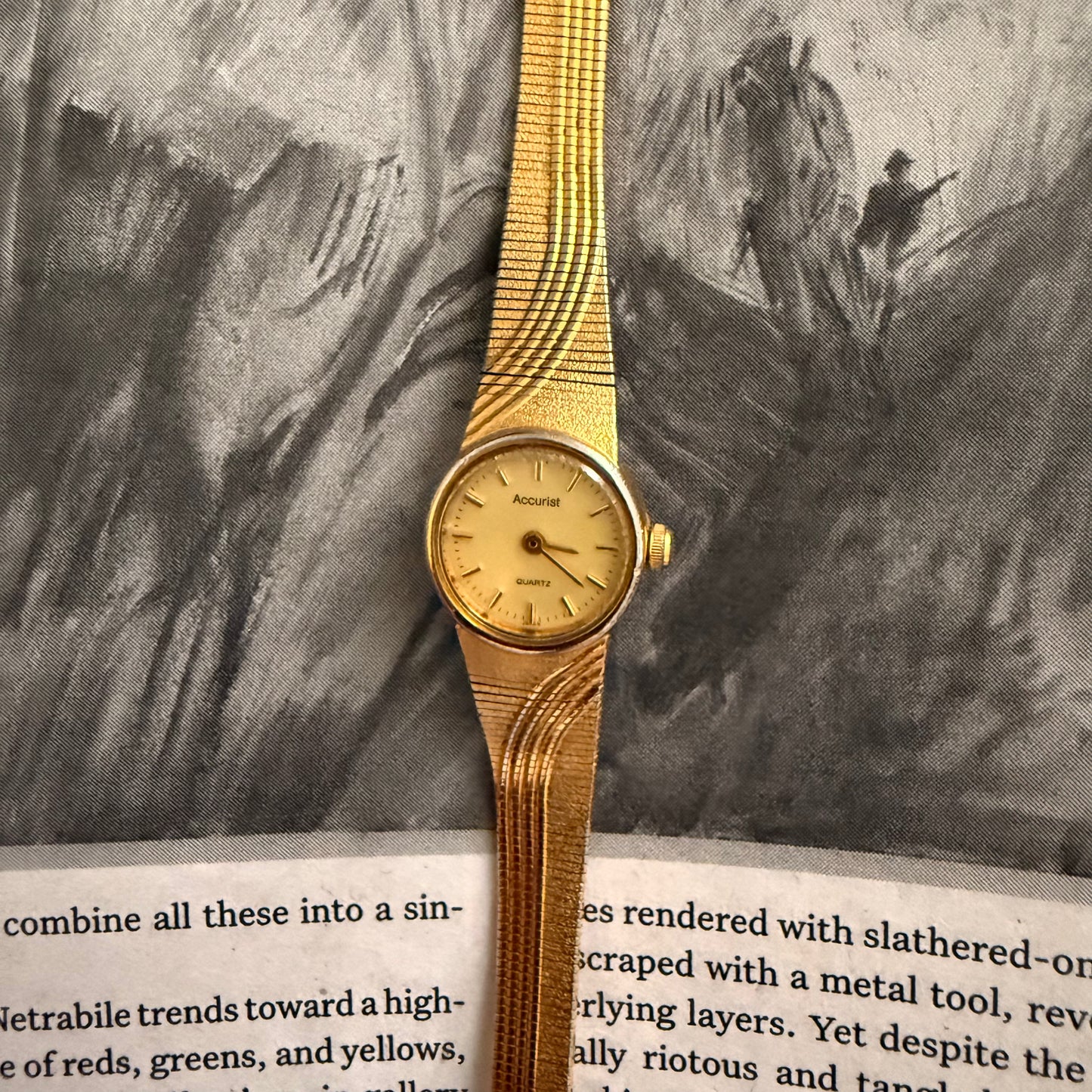 Gold slim circle ribbed detail minimal watch